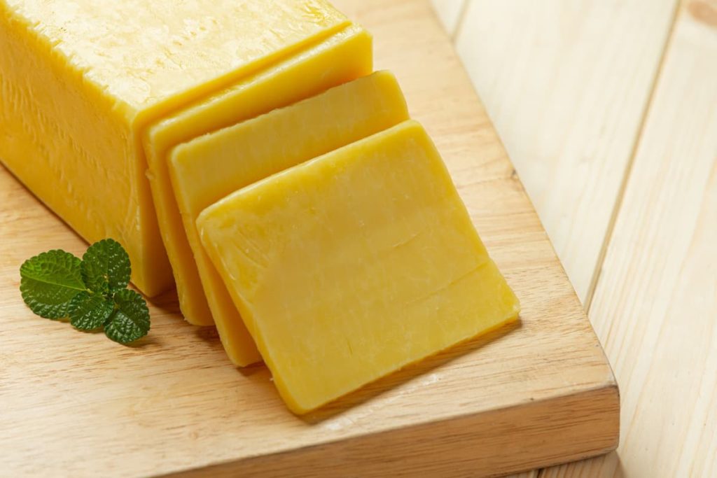 Imagem meramente ilustrativa de queijo prato. 相片: Imagem de jcomp no Freepik.