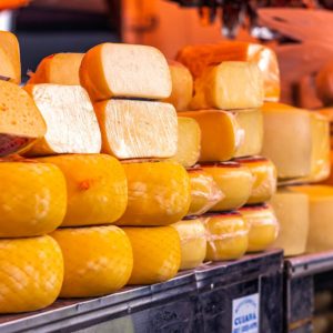 Imagem meramente ilustrativa de queijos, produzidos em uma Queijaria. Foto: Leandro Bezerra.