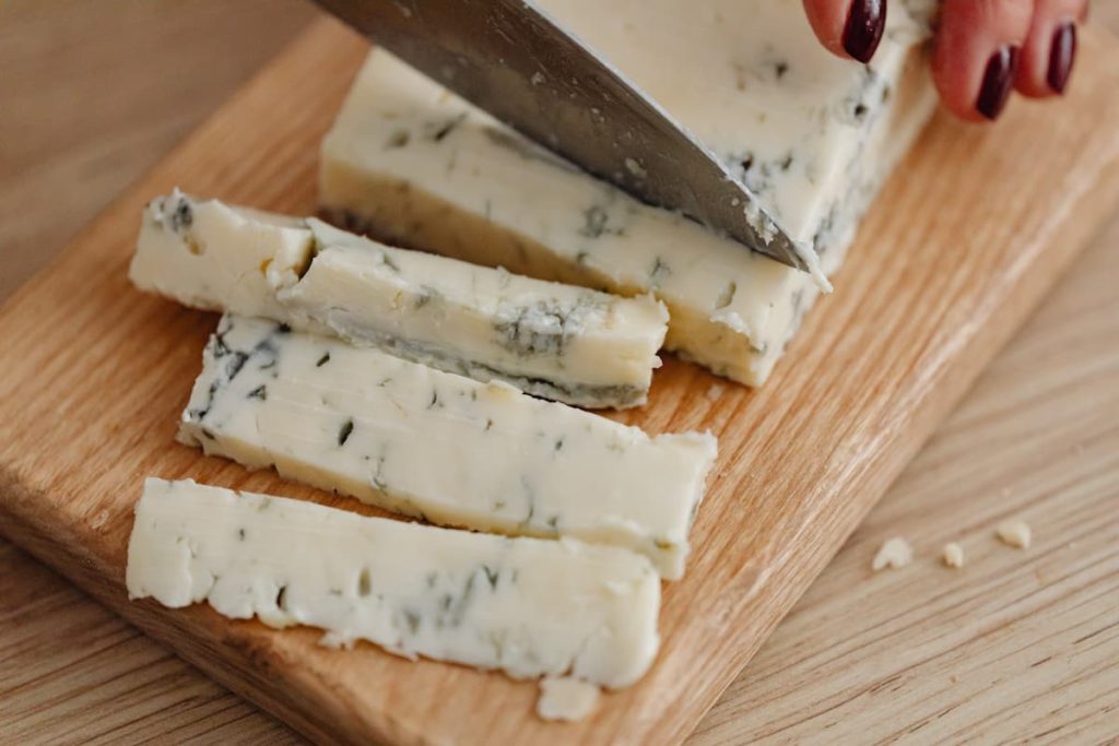 ゴルゴンゾーラチーズの単なる例示的な画像. 写真: カロリナ・グラボウスカ.