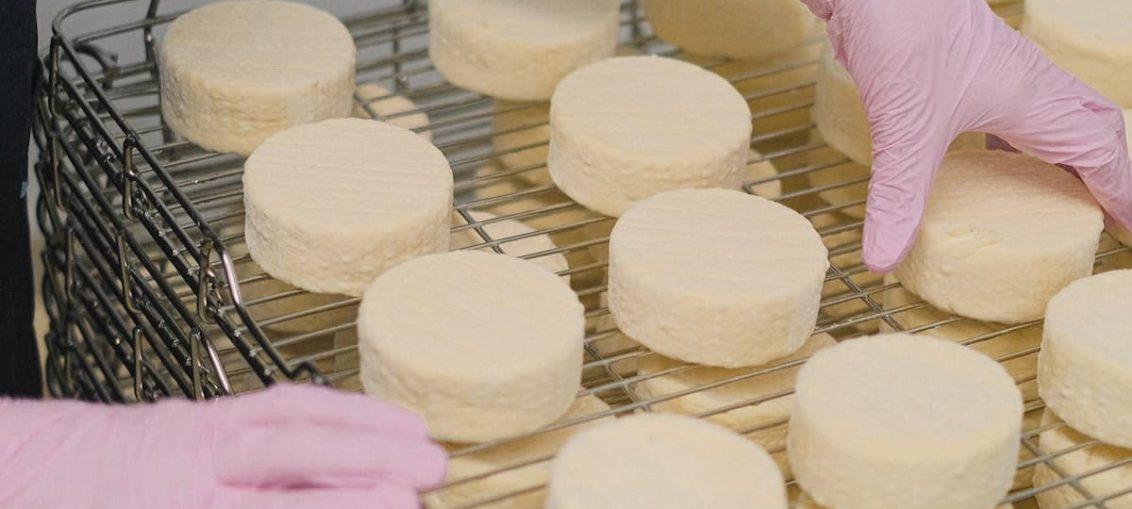 フレッシュミナスチーズの単なる例示的な画像. 写真: アンナ・シュヴェッツ.
