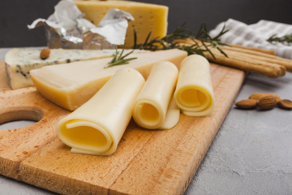 Просто иллюстративное изображение сыра моцарелла. Картинка Фрипик.