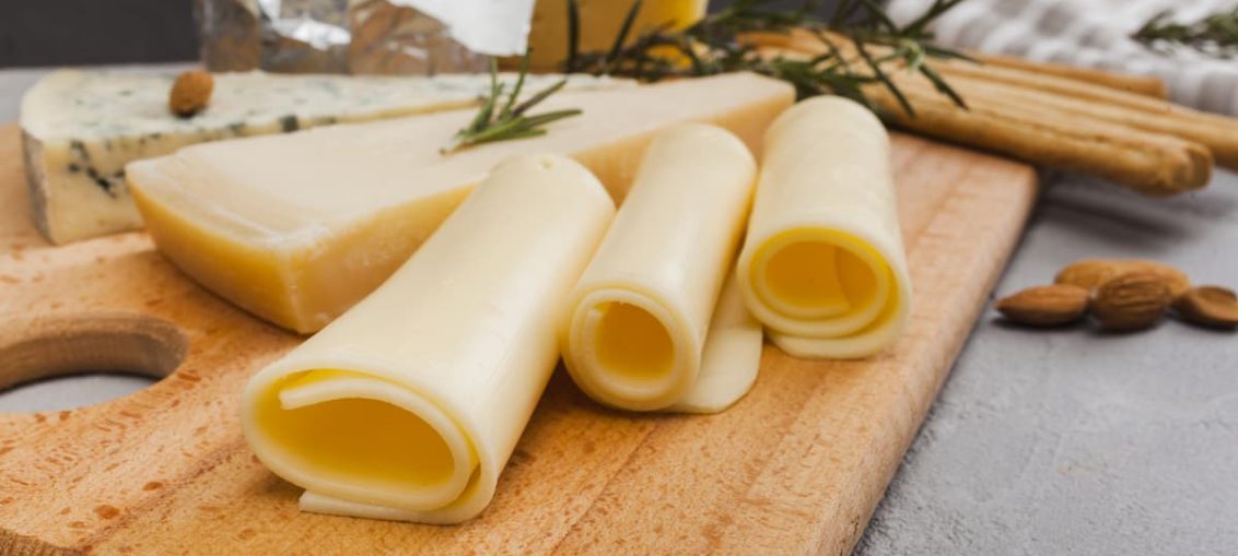 Imagem meramente ilustrativa de queijo mussarela. Imagem de Freepik.