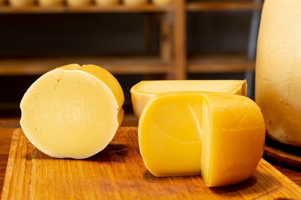 Просто иллюстративное изображение сыра проволоне. Картинка Фрипик.