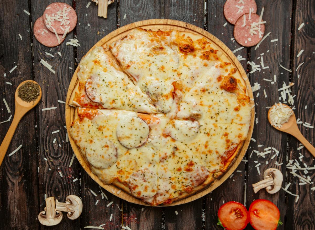 Mussarela na Arte da Pizza: O Papel Fundamental do Queijo na Pizza Perfeita. Imagem de KamranAydinov no Freepik.