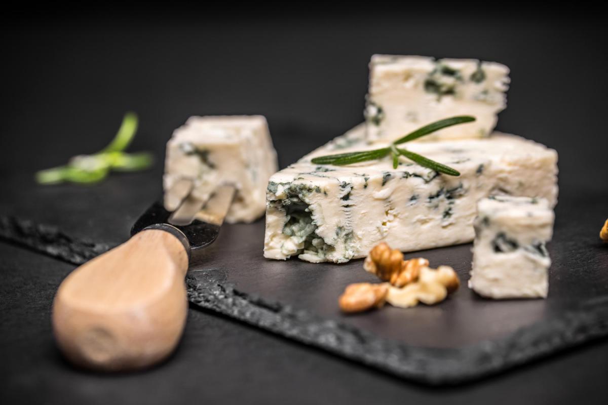 Origens e História do Queijo Gorgonzola: Tradição Italiana e Legado Cultural. Imagem de Grafvision no Freepik.