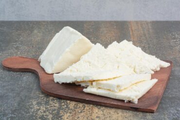 Qual é o Melhor Queijo para a Dieta? Descubra as Opções Mais Saudáveis. Imagem de azerbaijan_stockers no Freepik.